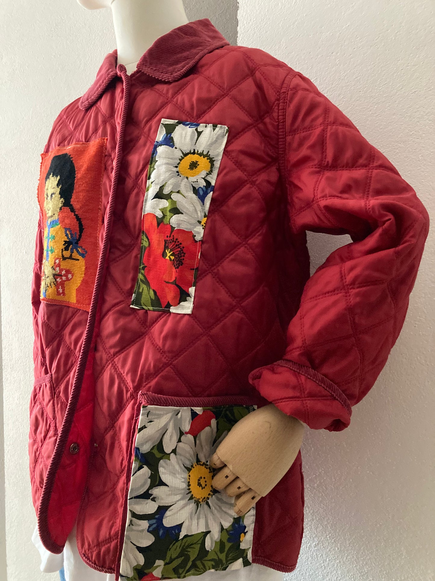 TRAPUNTATO ROSSO CON PATCH FLOREALI