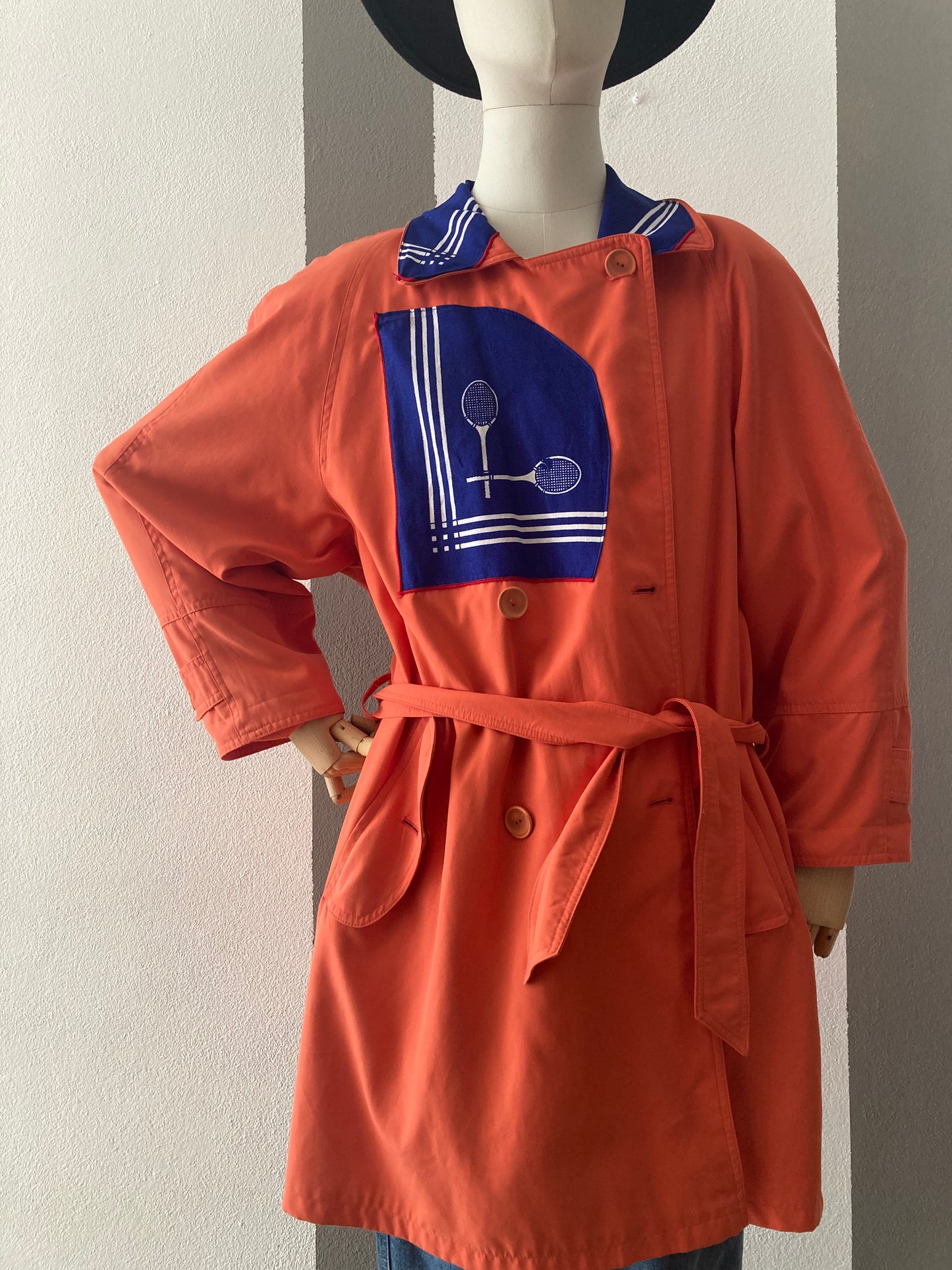 TRENCH COLOR ROSA SALMONE CON PATCH TEMA TENNIS