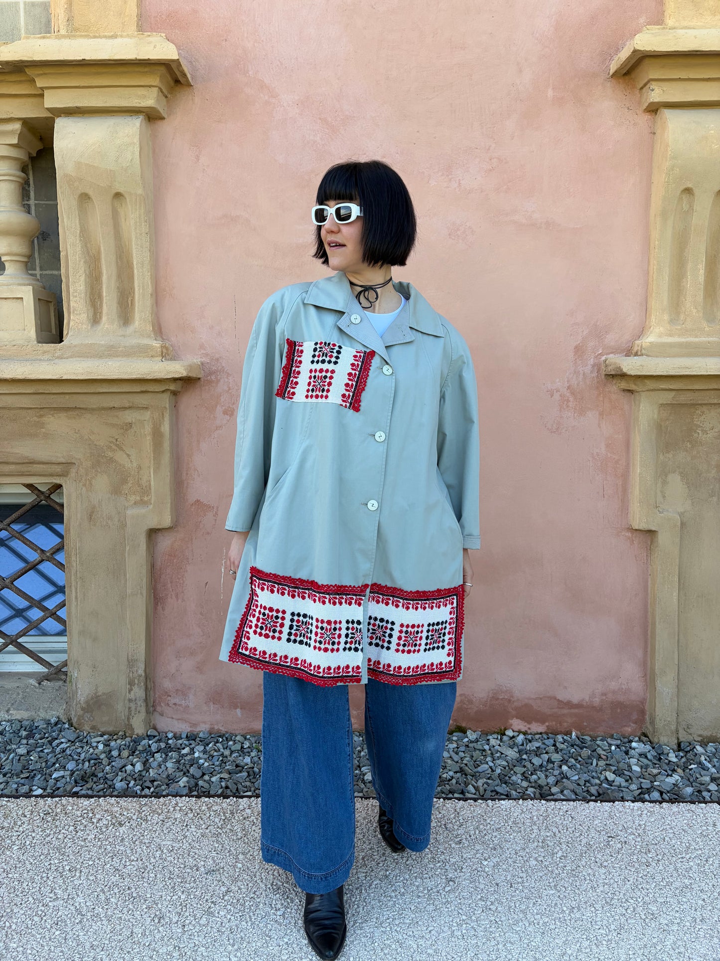 Trench collezione macedonia con patch con ricami rosso/bianco/nero
