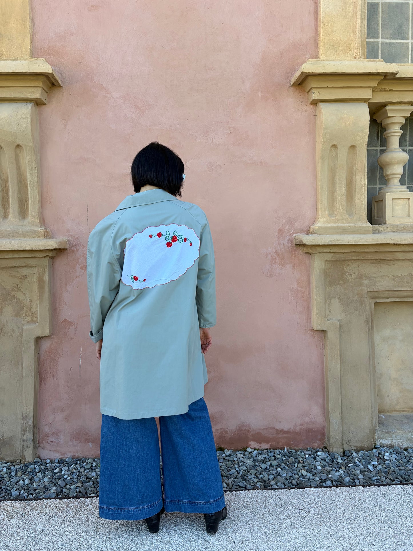 Trench collezione macedonia con patch con ricami rosso/bianco/nero