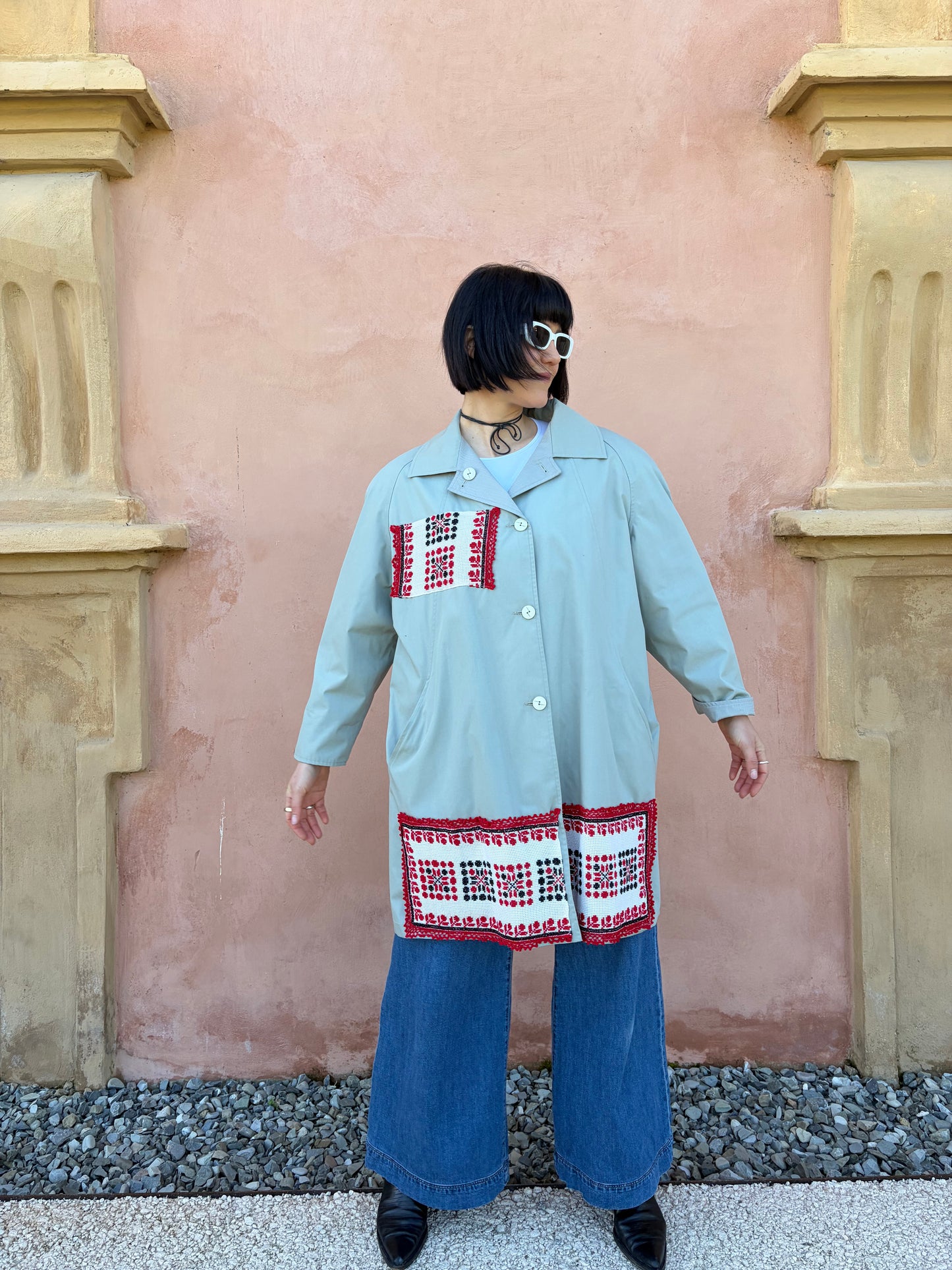 Trench collezione macedonia con patch con ricami rosso/bianco/nero