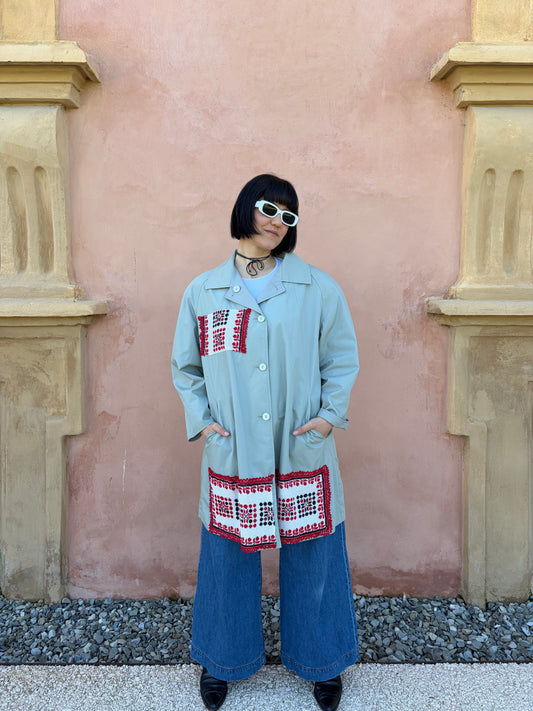 Trench collezione macedonia con patch con ricami rosso/bianco/nero