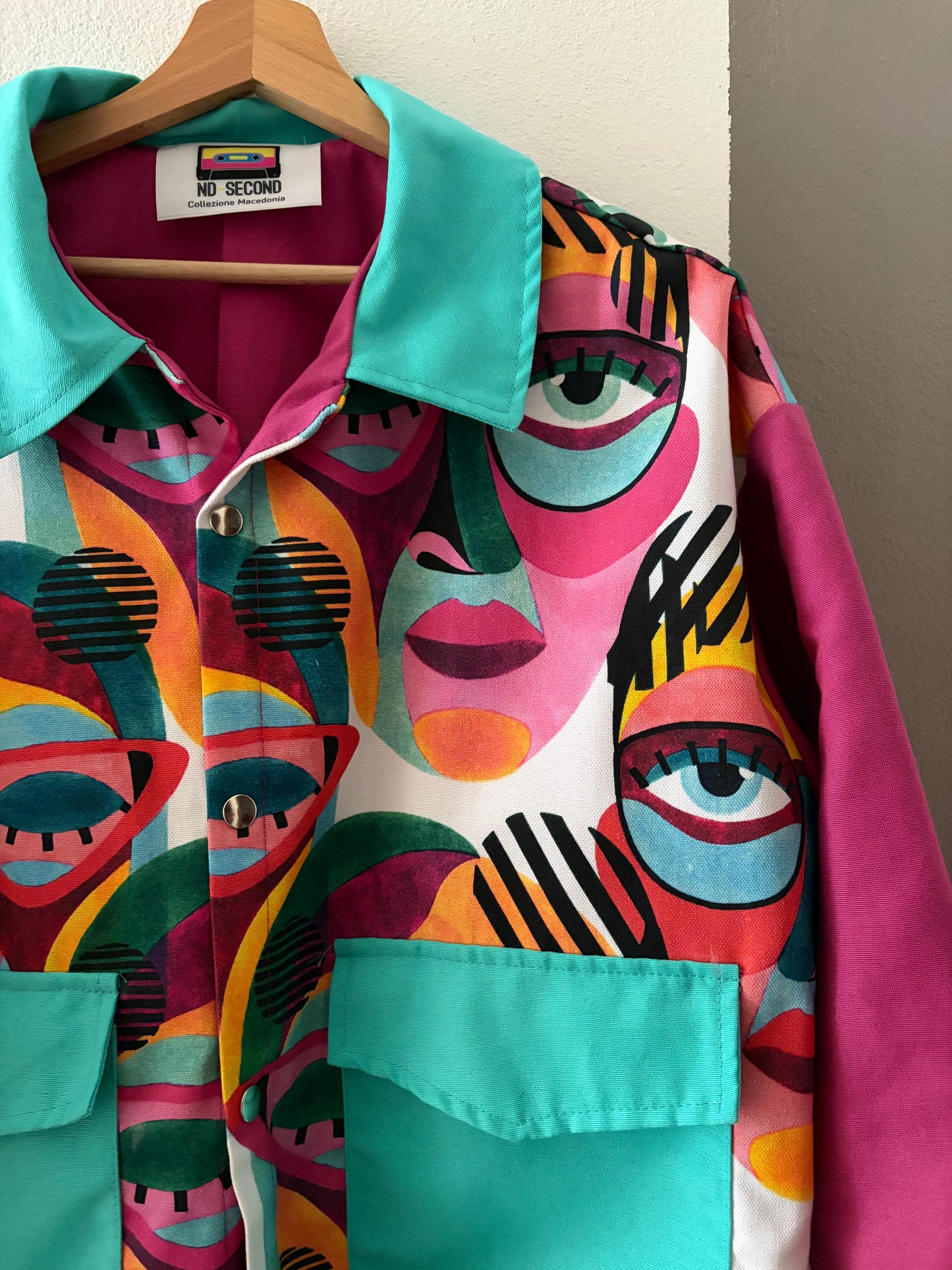 Capo sartoriale collezione Macedonia con volti donne pop