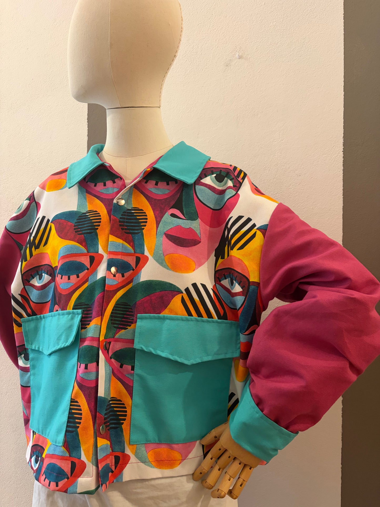 Capo sartoriale collezione Macedonia con volti donne pop