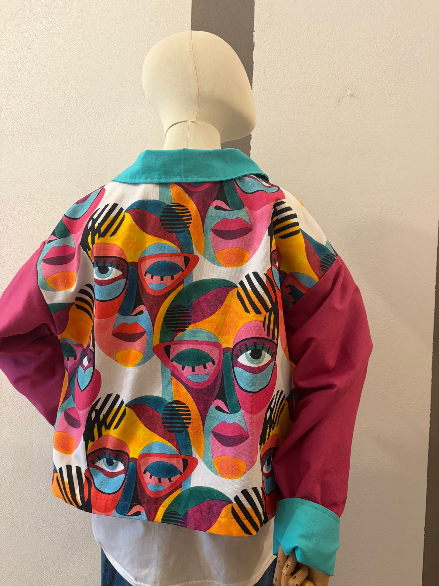 Capo sartoriale collezione Macedonia con volti donne pop