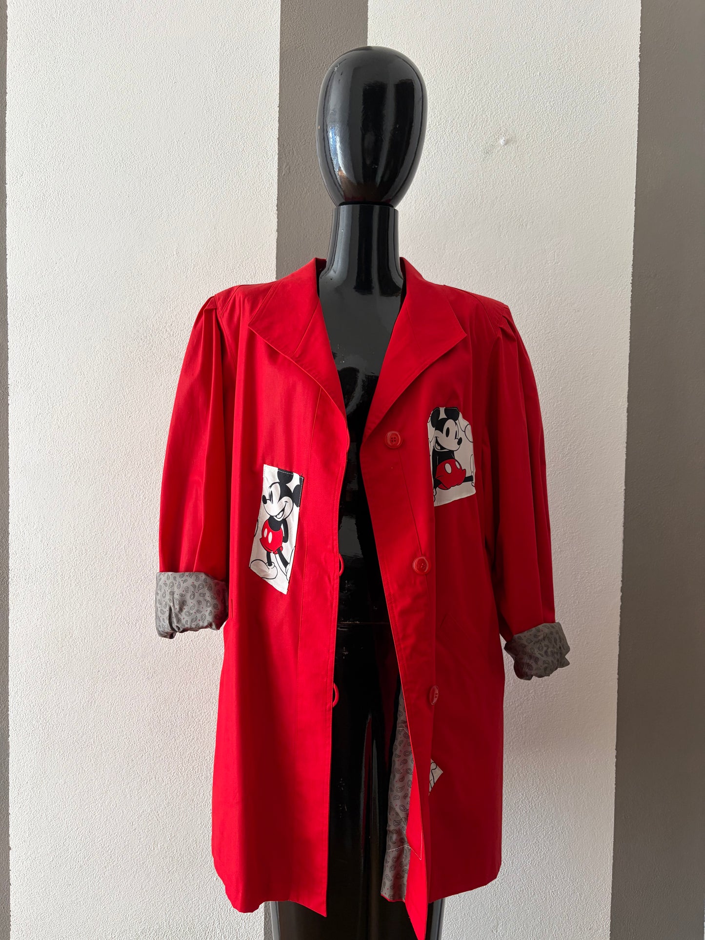 Trench rosso con profili di Mickey mouse