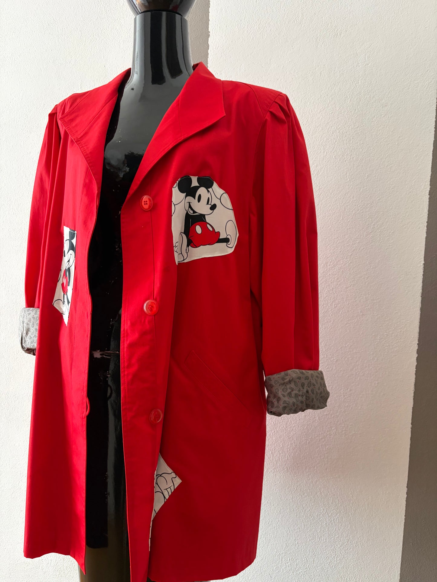 Trench rosso con profili di Mickey mouse