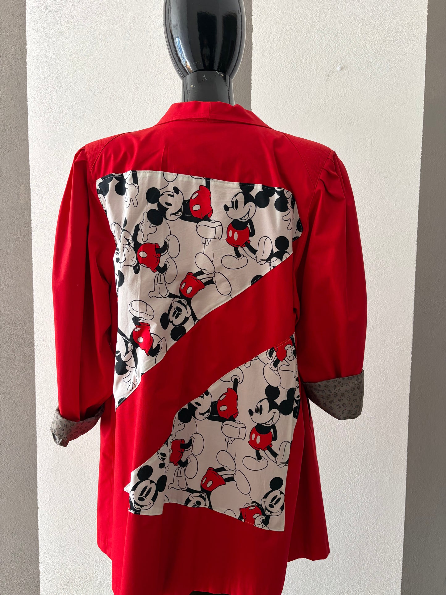 Trench rosso con profili di Mickey mouse