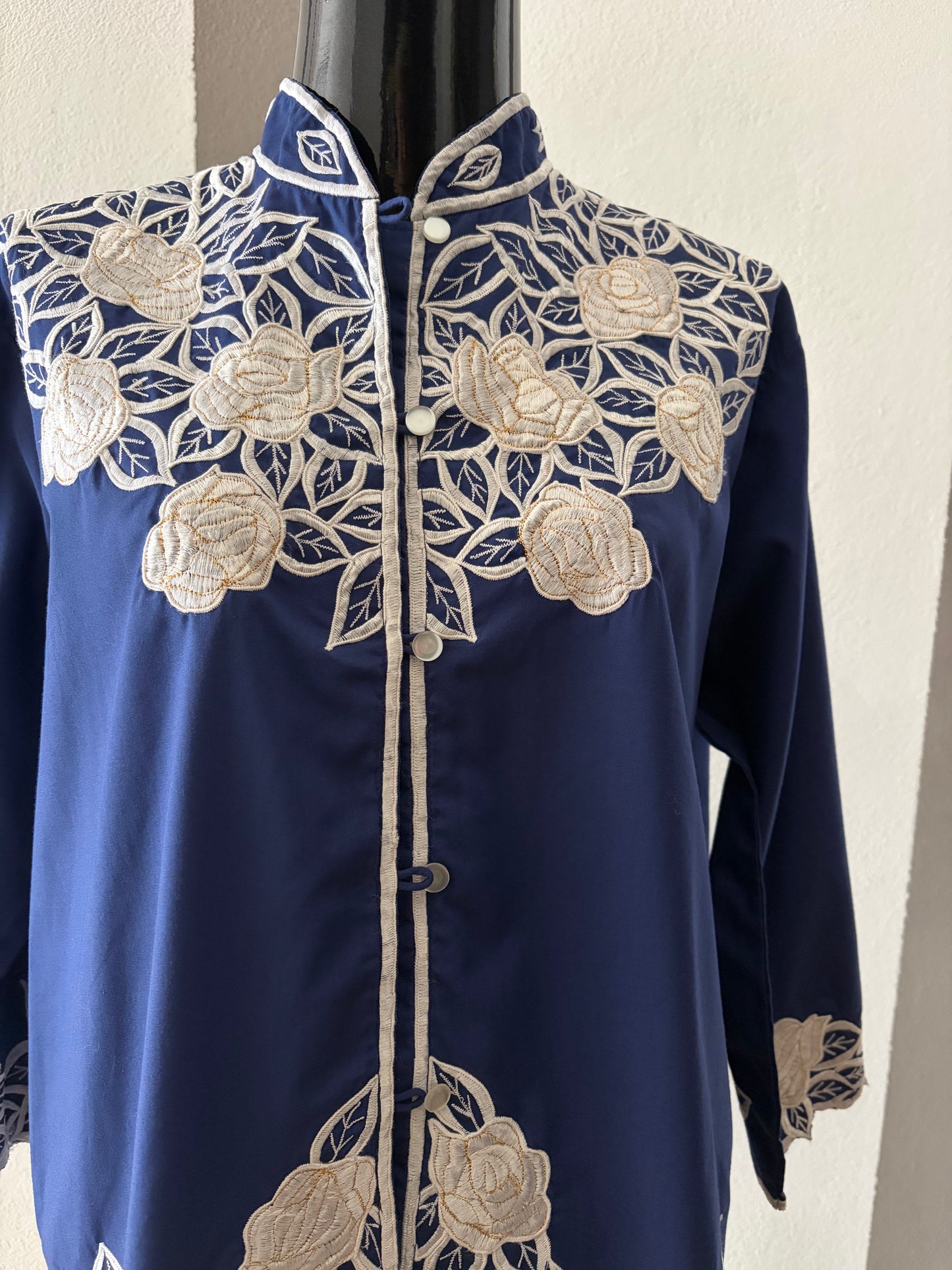 Camicia vintage ricamata tema floreale