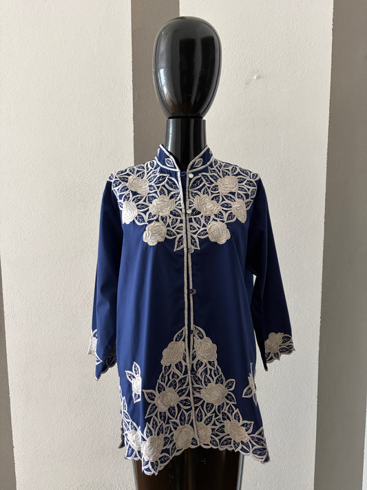 Camicia vintage ricamata tema floreale