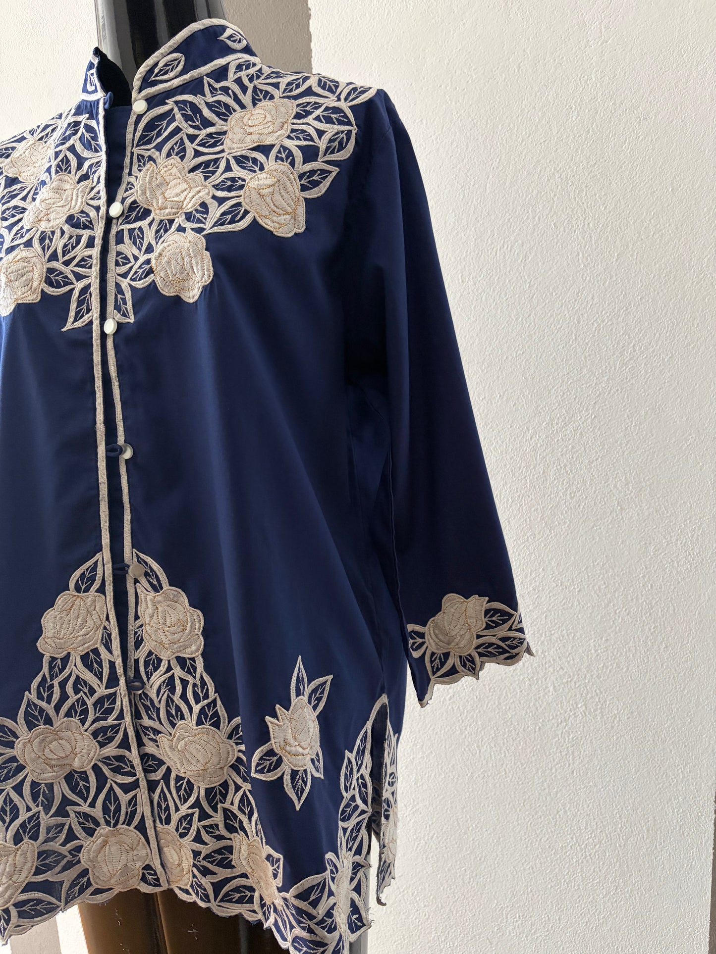 Camicia vintage ricamata tema floreale