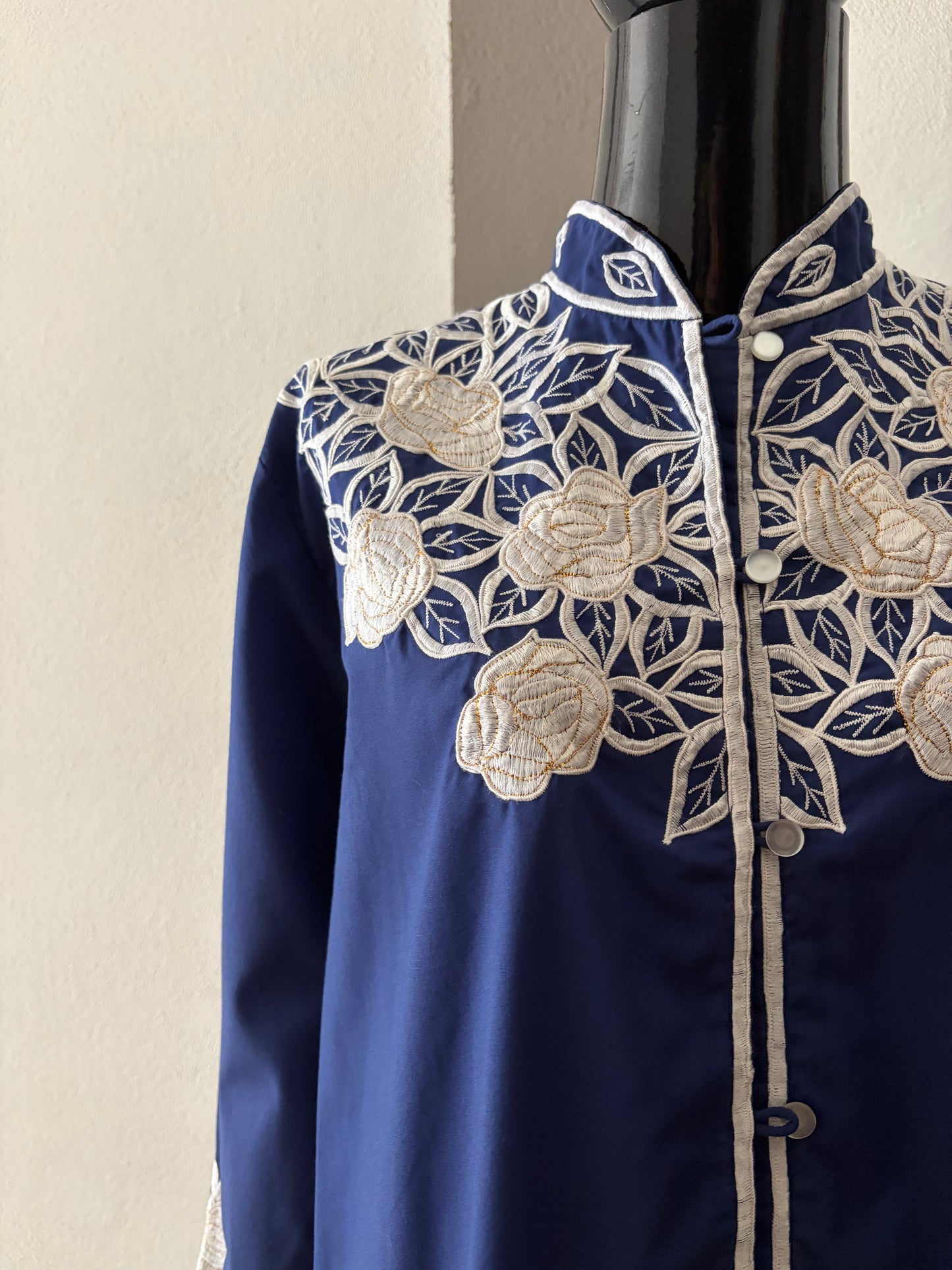 Camicia vintage ricamata tema floreale