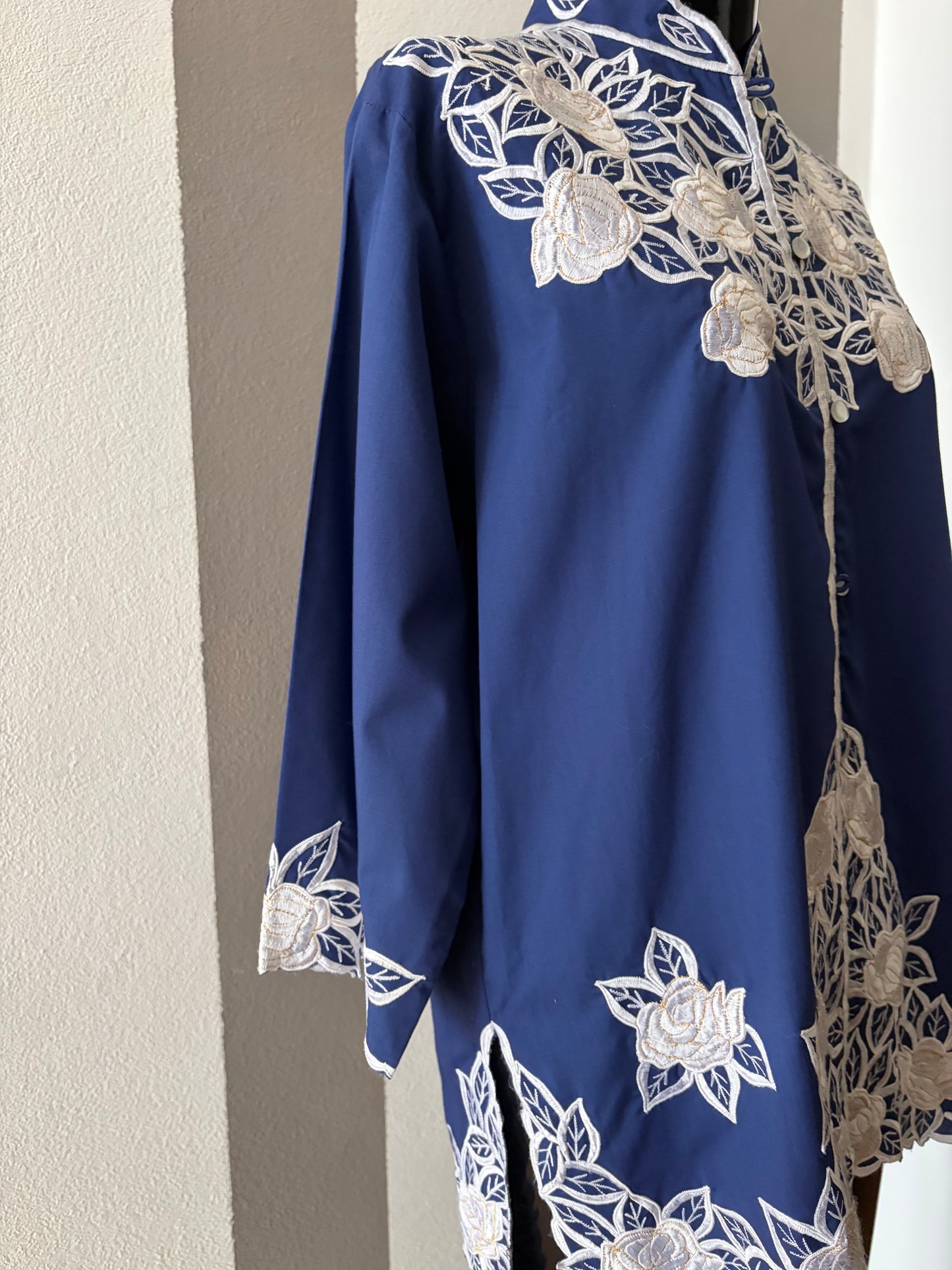 Camicia vintage ricamata tema floreale