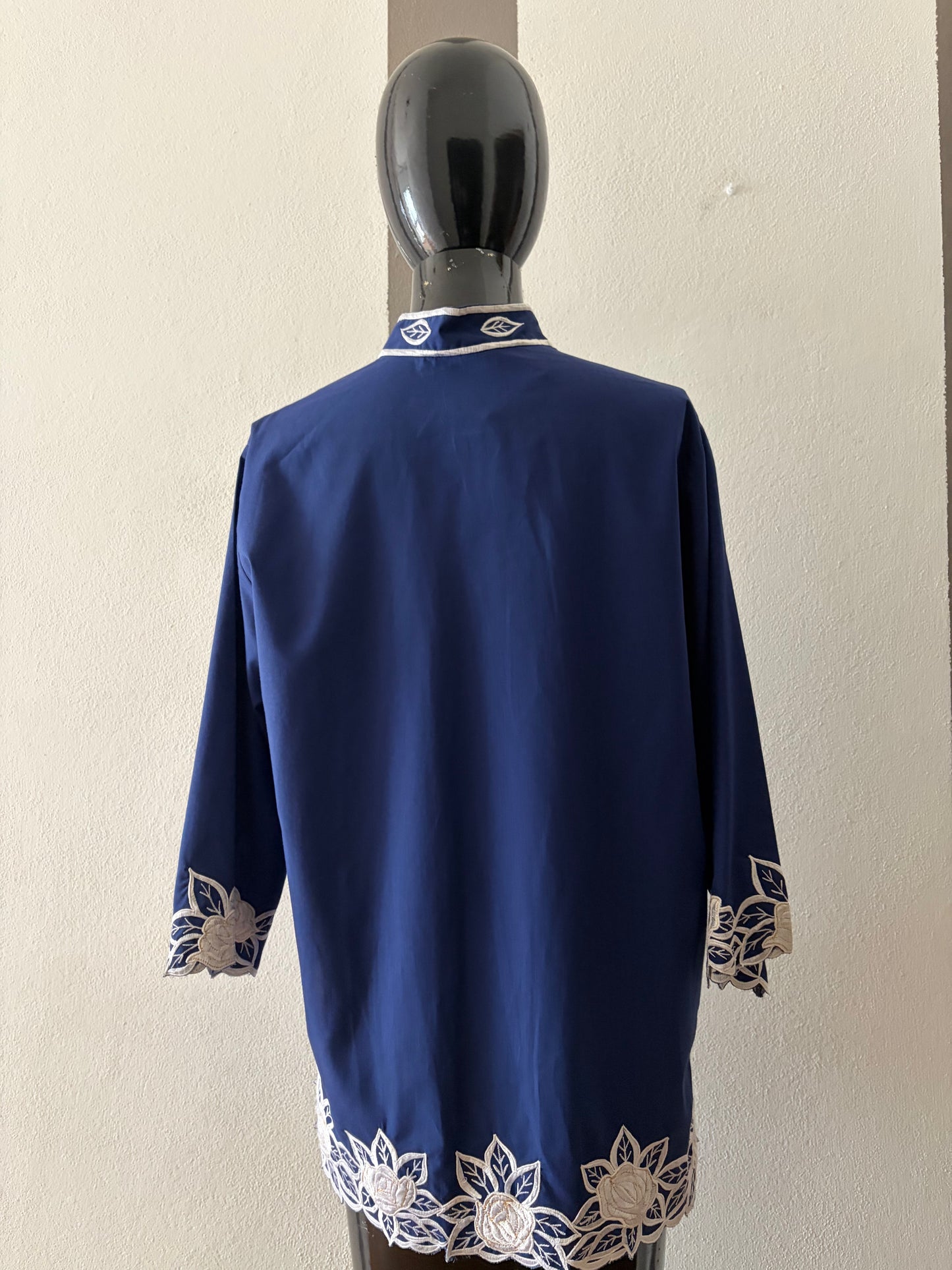 Camicia vintage ricamata tema floreale