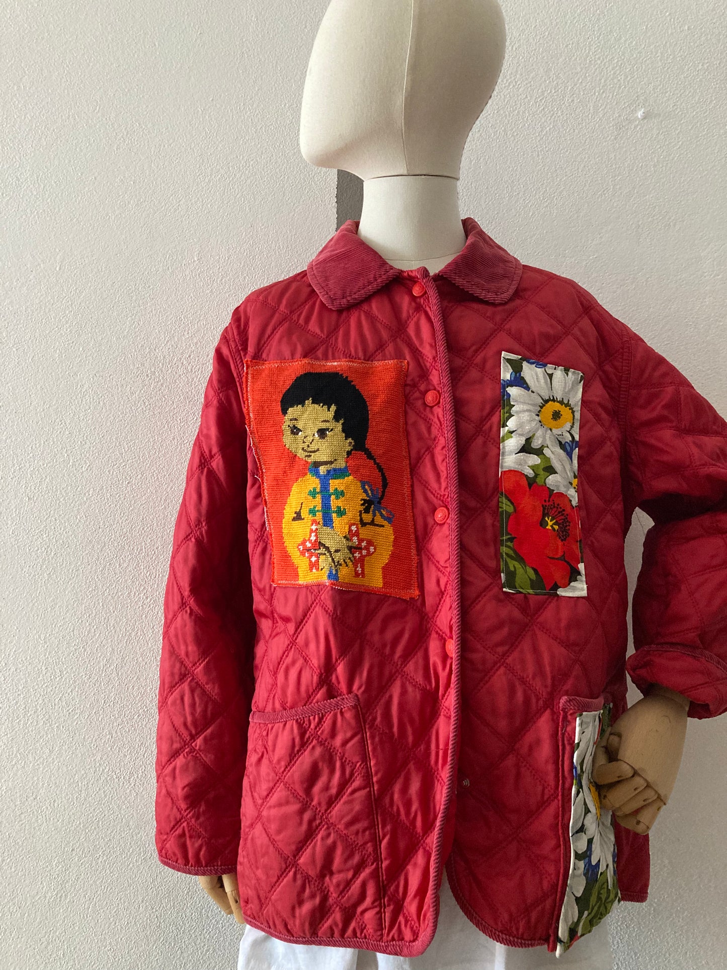 TRAPUNTATO ROSSO CON PATCH FLOREALI