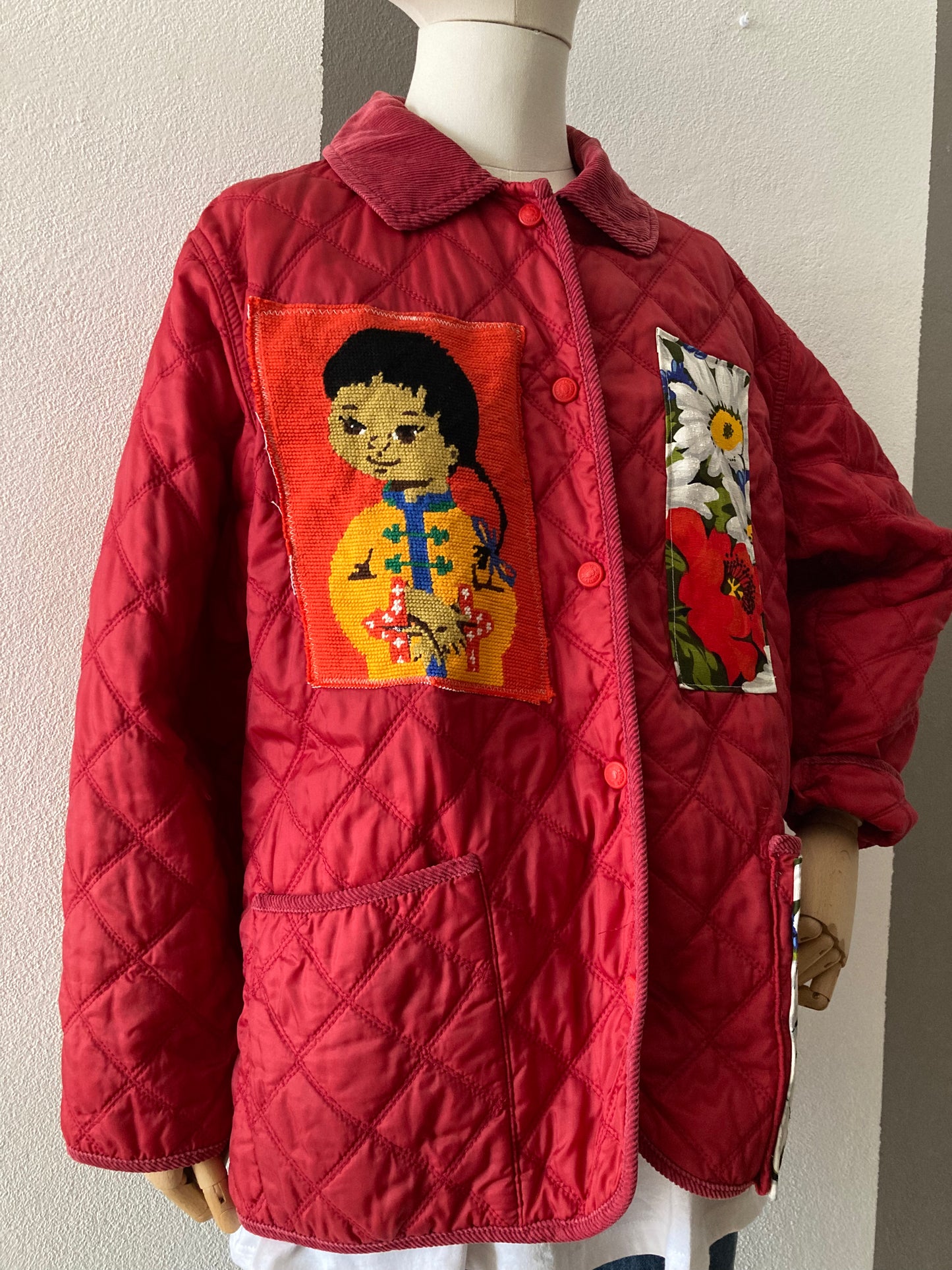 TRAPUNTATO ROSSO CON PATCH FLOREALI