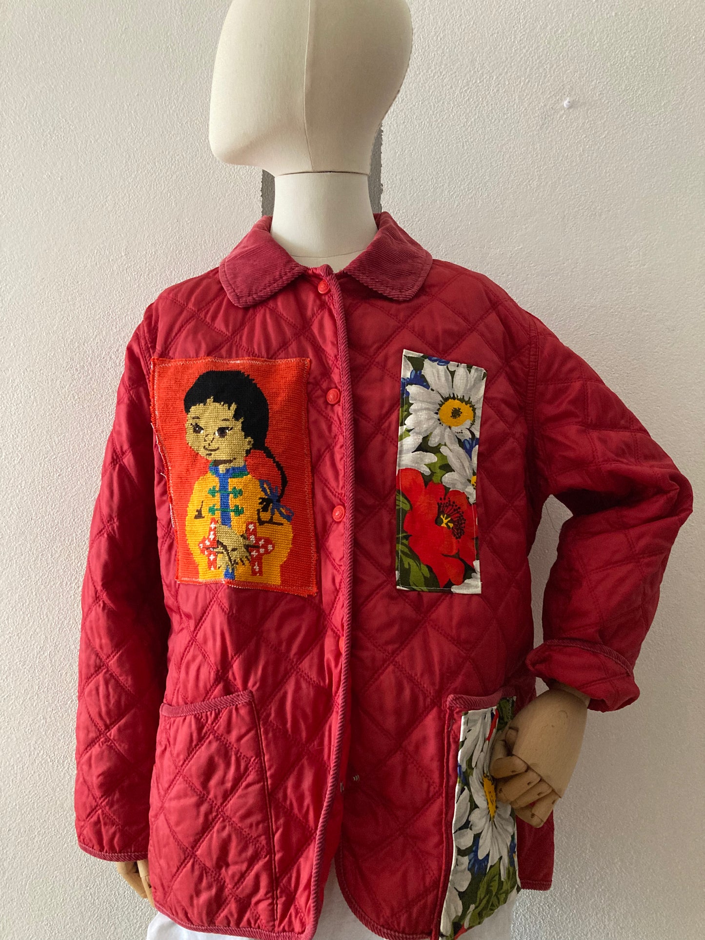 TRAPUNTATO ROSSO CON PATCH FLOREALI