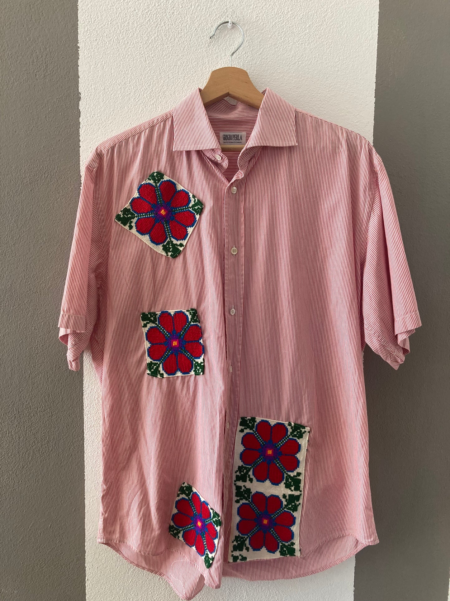 CAMICIA CUSTOM A RIGHE CON PATCH FLOREALI