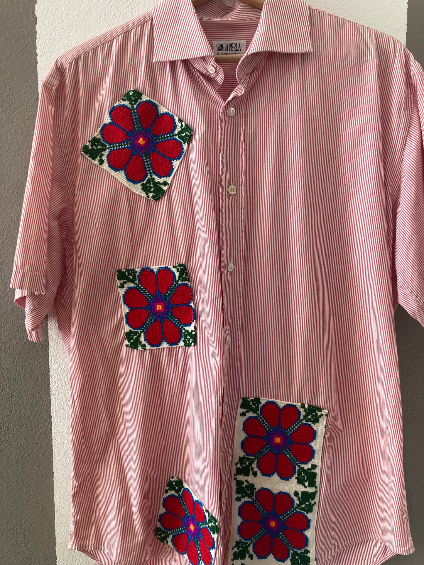 CAMICIA CUSTOM A RIGHE CON PATCH FLOREALI