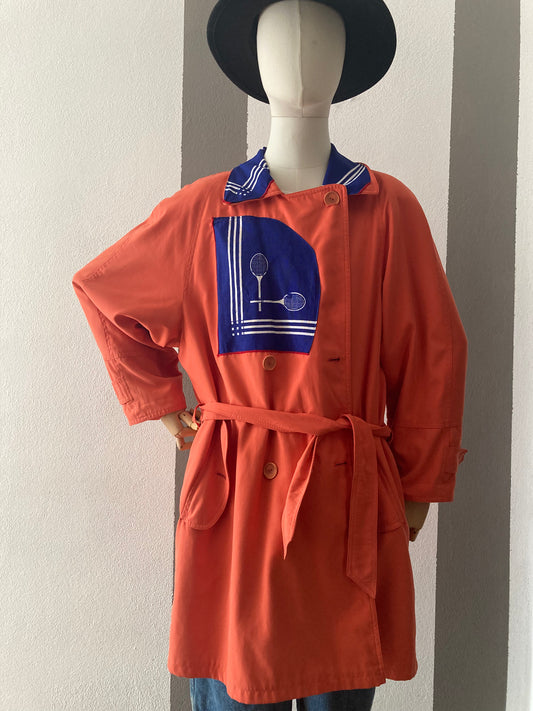 TRENCH COLOR ROSA SALMONE CON PATCH TEMA TENNIS