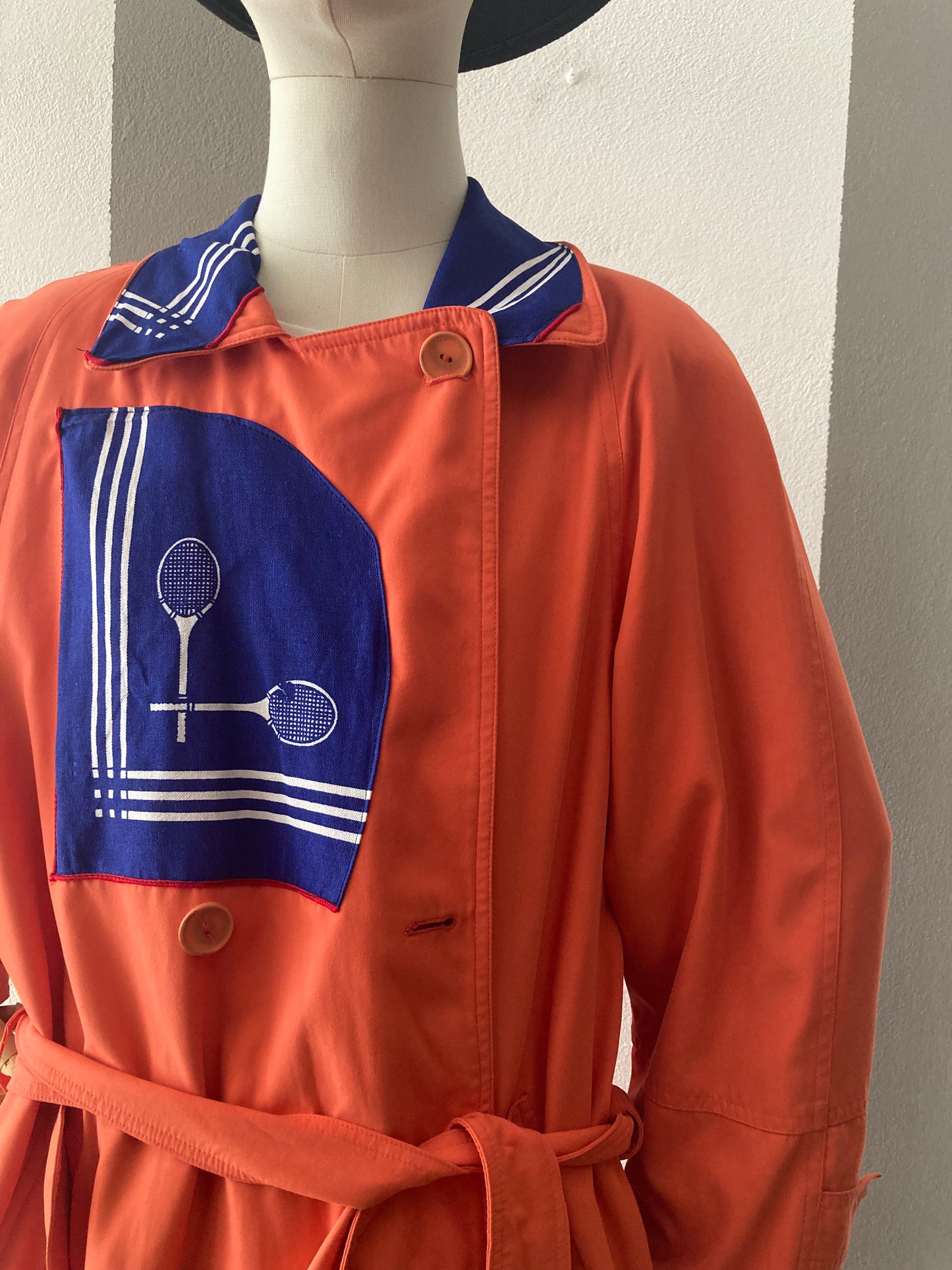 TRENCH COLOR ROSA SALMONE CON PATCH TEMA TENNIS