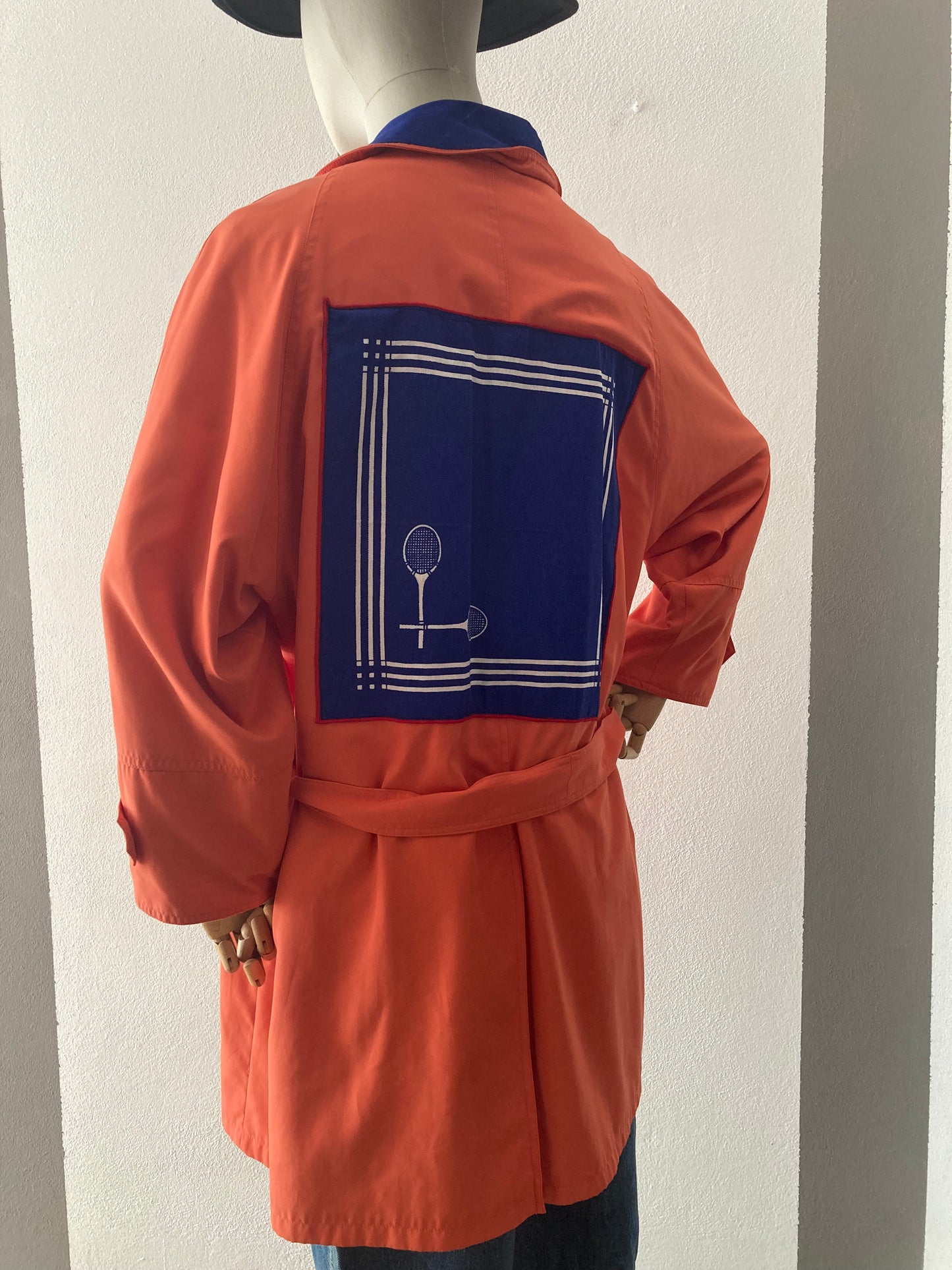 TRENCH COLOR ROSA SALMONE CON PATCH TEMA TENNIS
