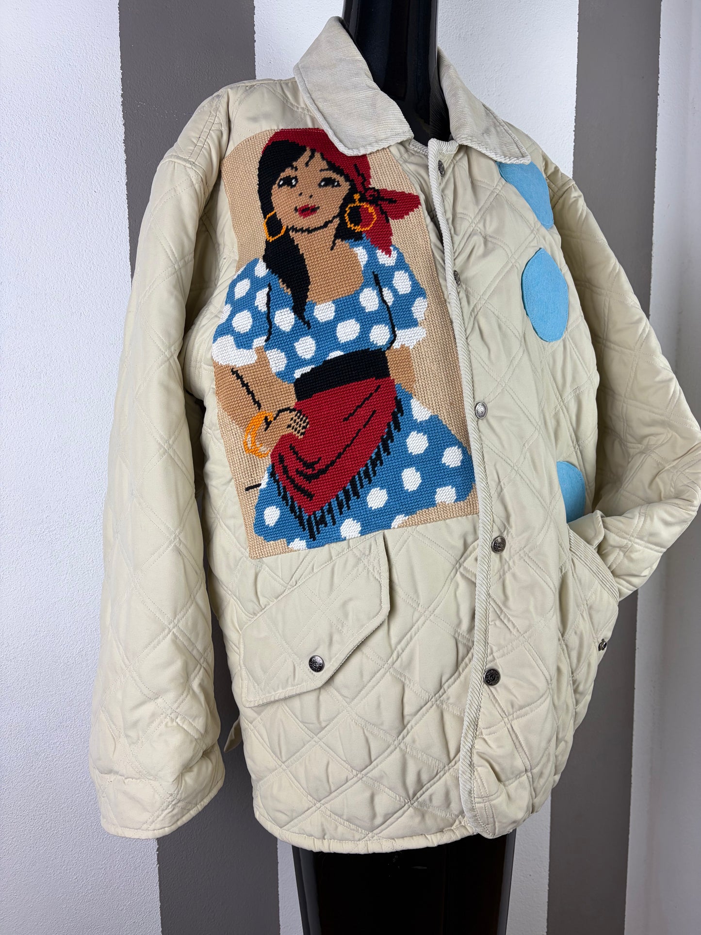 TRAPUNTINO COLL.MACEDONIA DONNA CON BANDANA