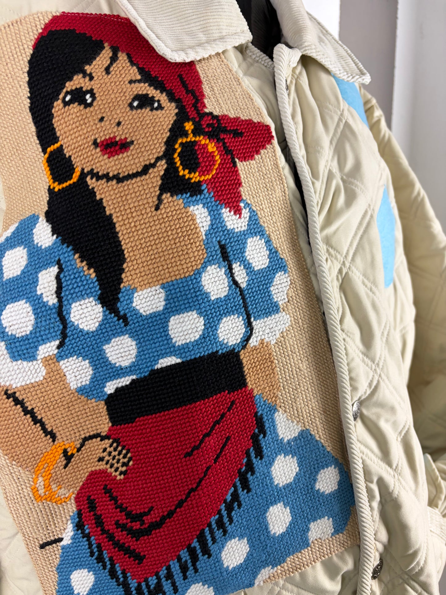 TRAPUNTINO COLL.MACEDONIA DONNA CON BANDANA