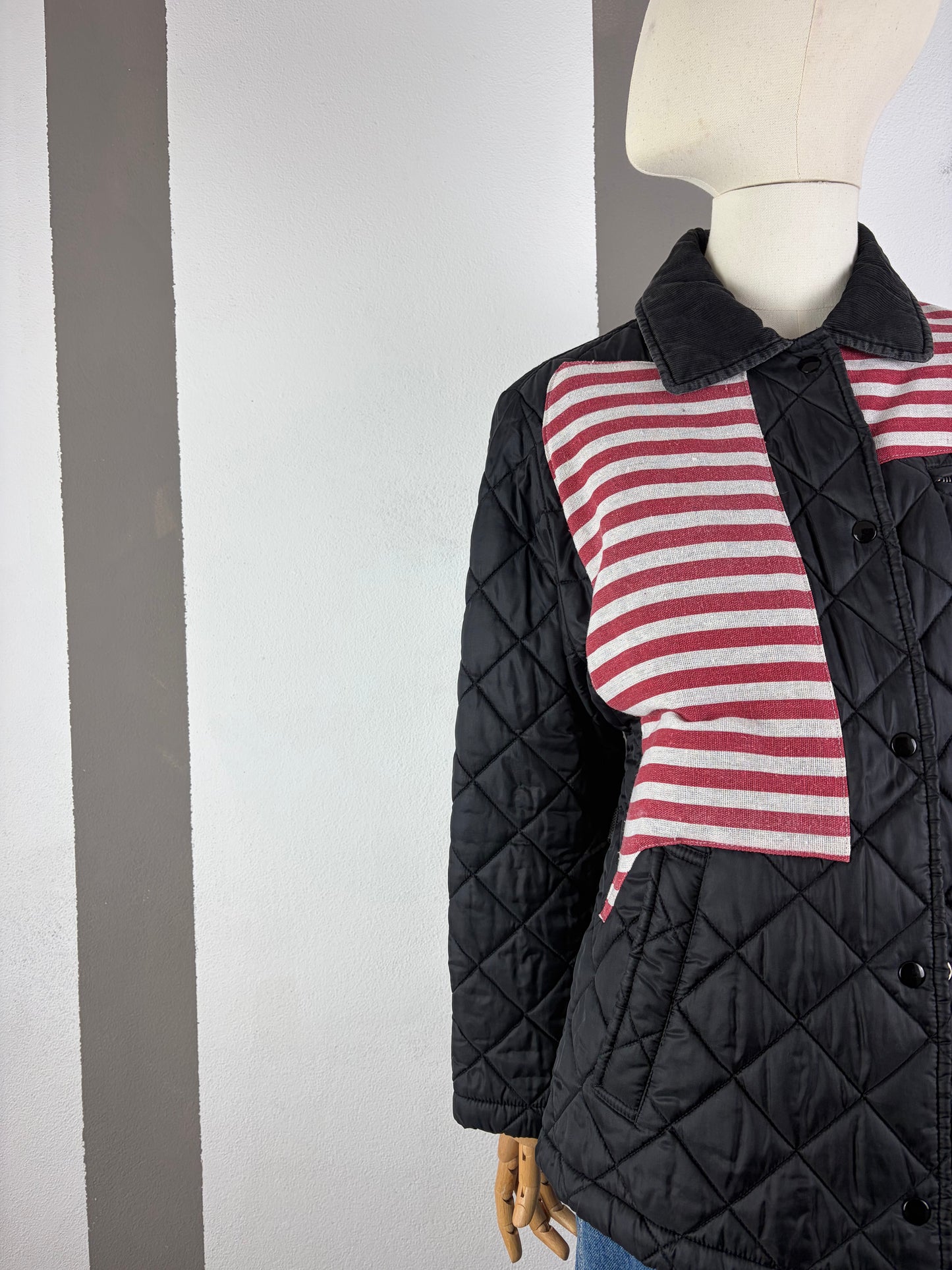 TRAPUNTINO NERO CON PATCH A RICHE